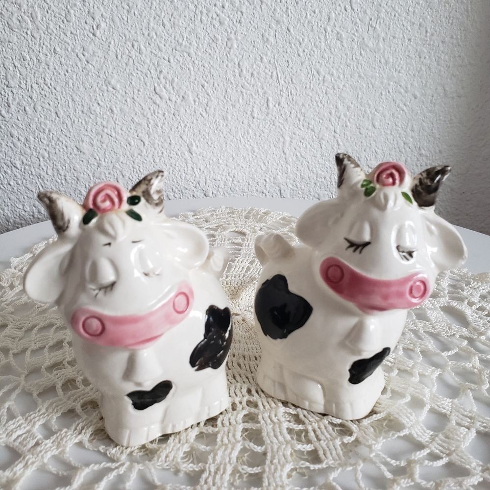 Vintage Cow Salt and Pepper Shakers Cows Country Retro Made In Japan